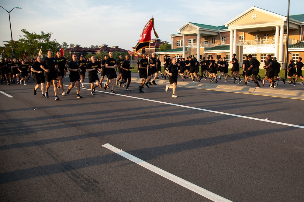 Dogface Soldiers run to kick off Salute to Summer