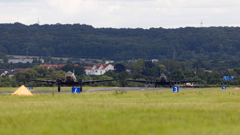 SOCEUR paratroopers participate in the 75th Anniversary of the Berlin Airlift