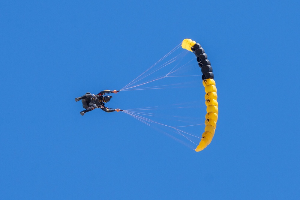 Soldiers from Army Golden Knights train in advanced parachuting discipline