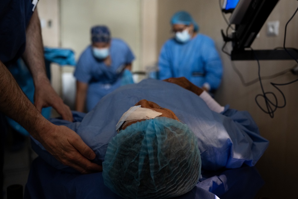 346th EOMRS Ophthalmologists conduct cataract surgery for 30 patients during RS24