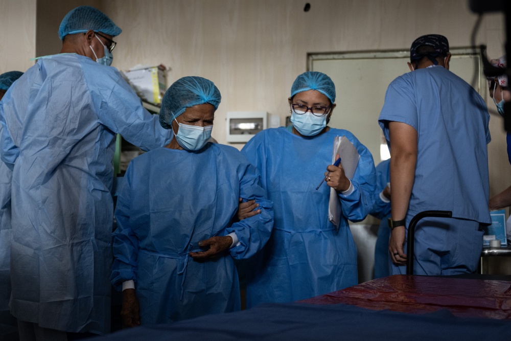 346th EOMRS Ophthalmologists conduct cataract surgery for 30 patients during RS24