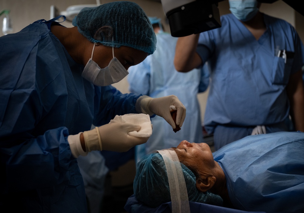 346th EOMRS Ophthalmologists conduct cataract surgery for 30 patients during RS24