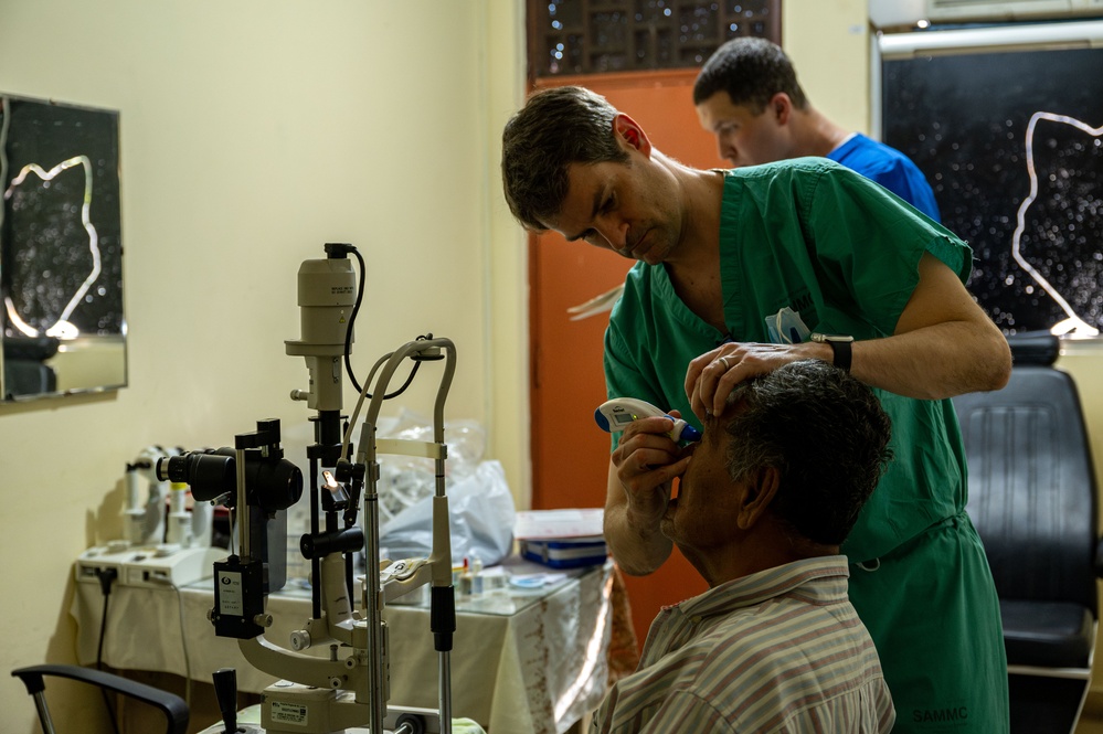346th EOMRS Ophthalmologists conduct cataract surgery for 30 patients during RS24