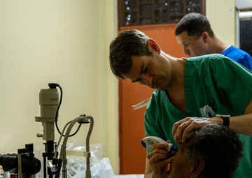 346th EOMRS Ophthalmologists conduct cataract surgery for 30 patients during RS24