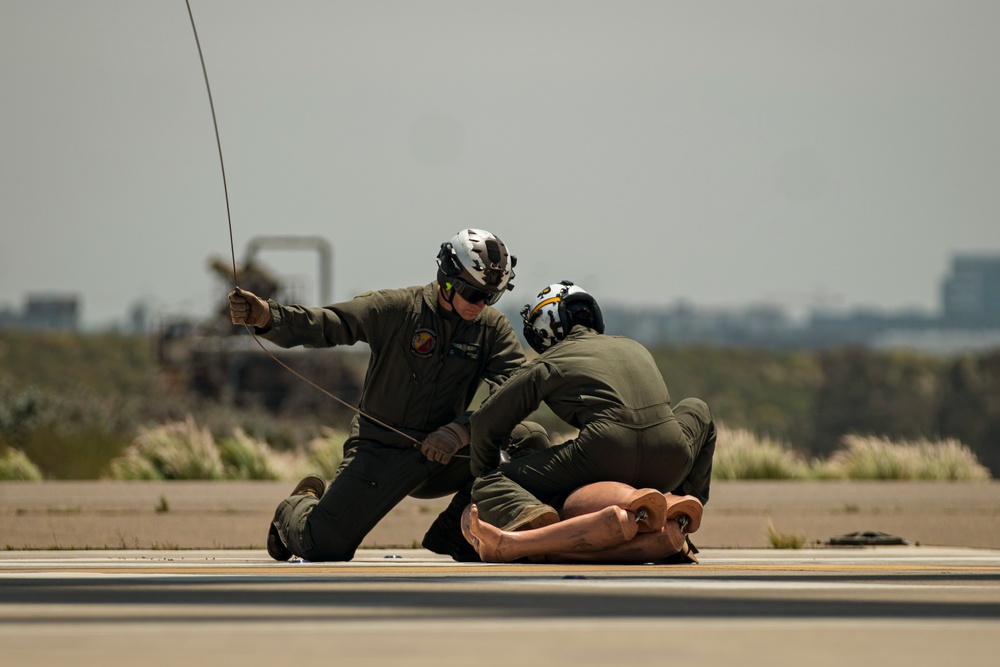 DVIDS - Images - VMM-165 (Rein.) Conducts Life-Saving Rescue Hoist ...