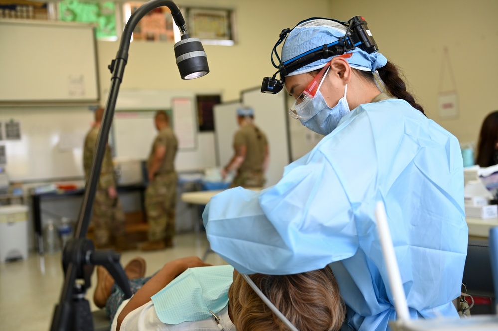 Soldier gives Preventative Dental Care for IRT Mission