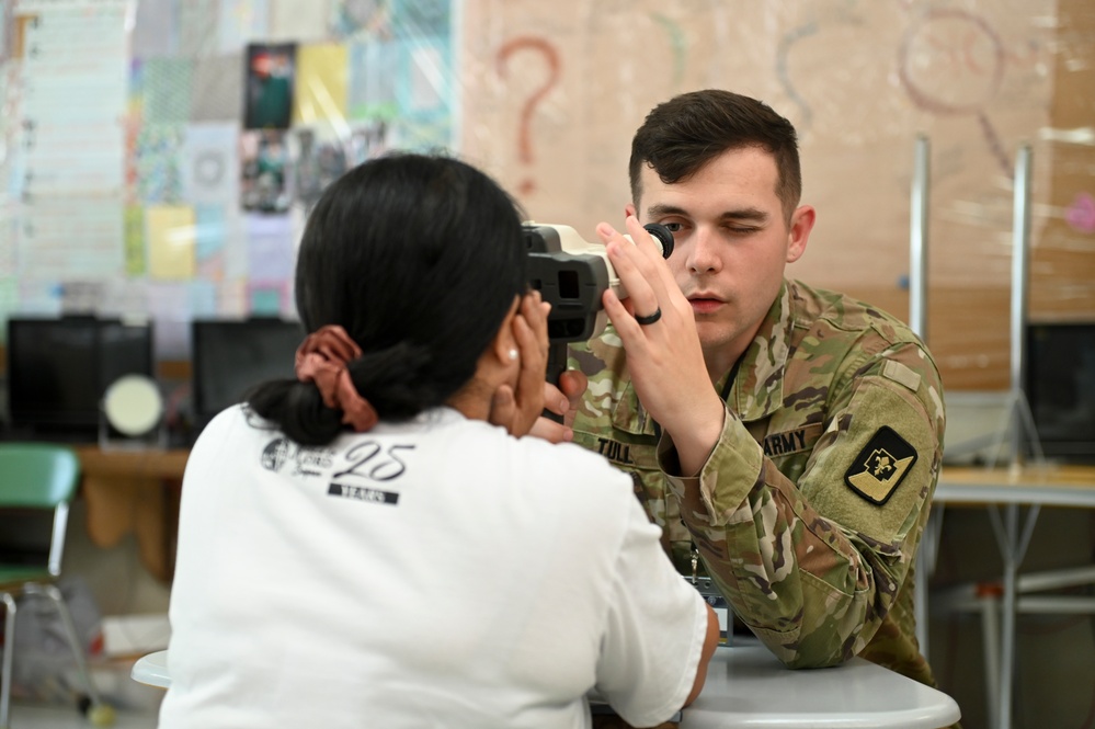 Soldier gives eye exam for IRT Mission