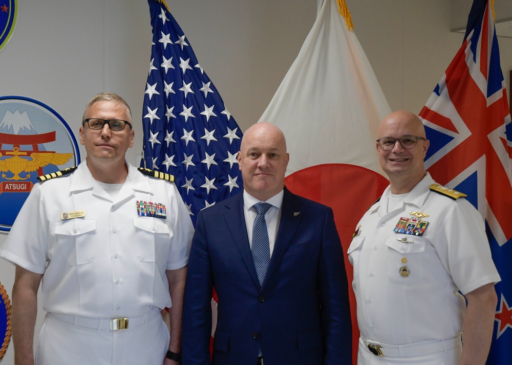 New Zealand Prime Minister Visits Yokosuka