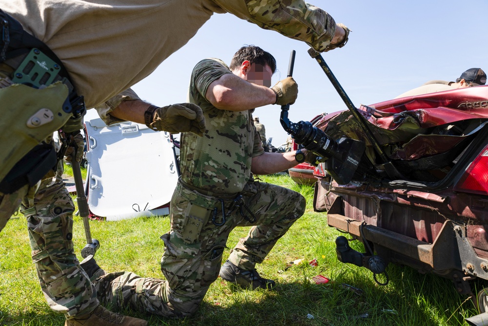 U.S. Army Green Berets perform extraction and recovery training with U.S. Air Force Special Tactics during joint multilateral exercise