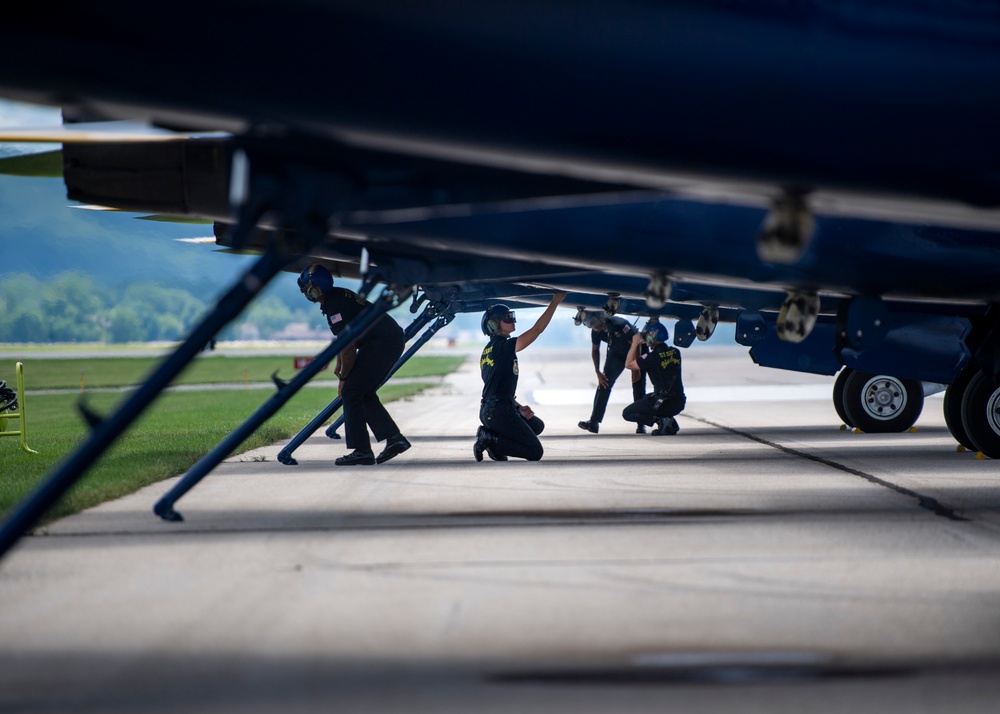 Blue Angels Perform at La Crosse, WI.