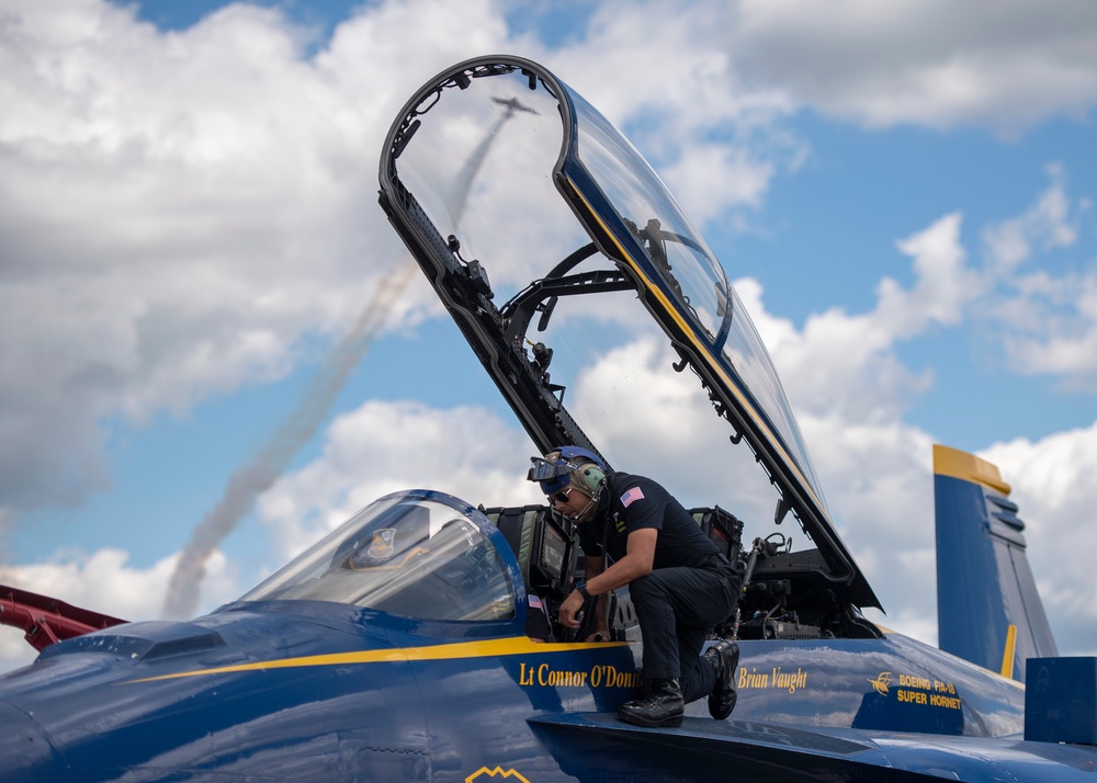 Blue Angels Perform at La Crosse, WI.