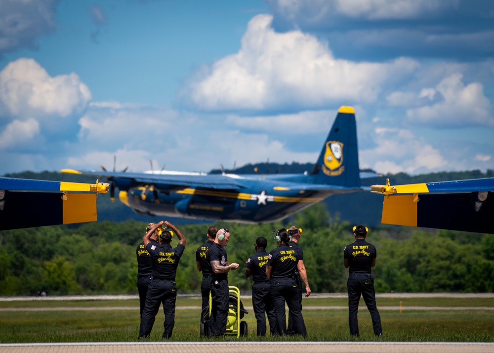 Blue Angels Perform at La Crosse, WI.