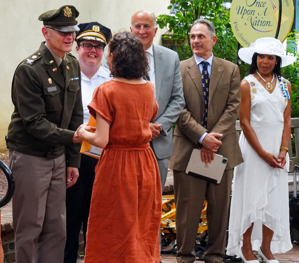 Army Reserve leader helps welcome new U.S. citizens in Philadelphia