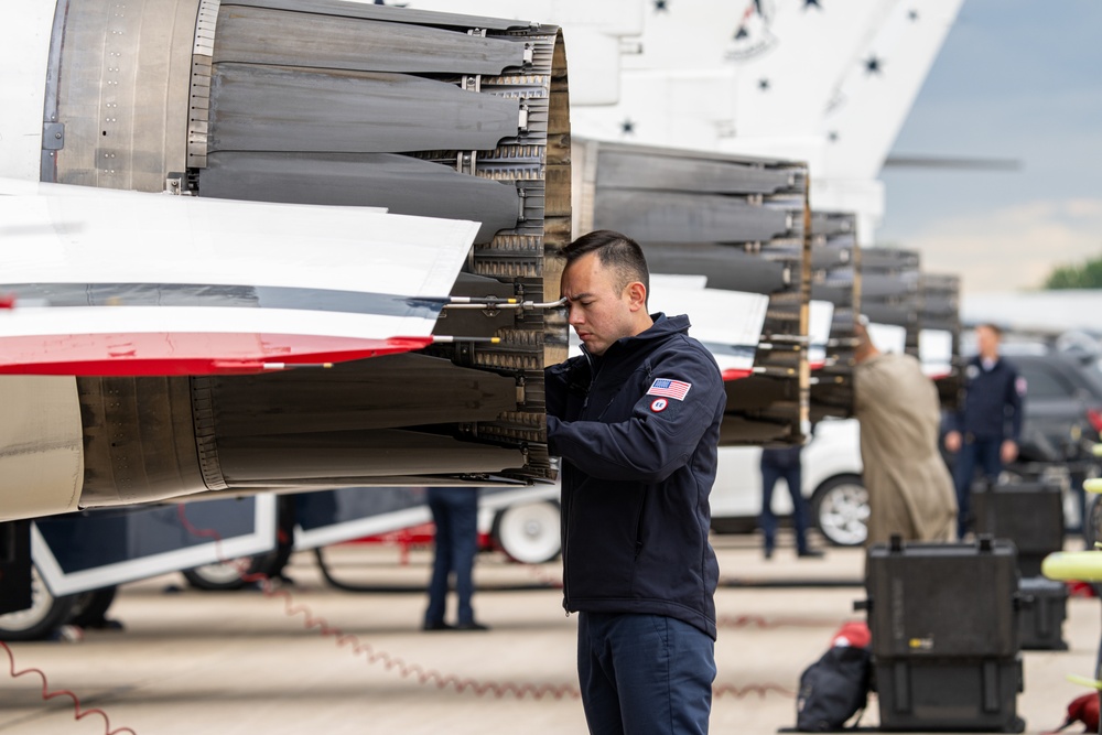 Thunderbirds soar over Selfridge