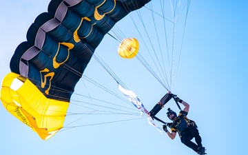 Para-Commandos land at the Army’s 249th Birthday