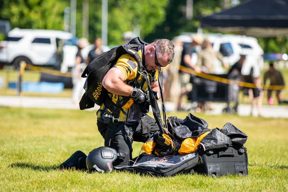 Para-Commandos land at the Army’s 249th Birthday