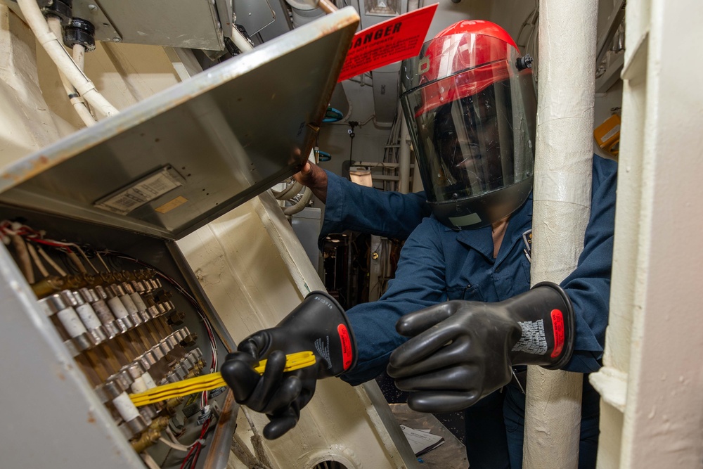 USS Russell (DDG 59) maintaining the ship
