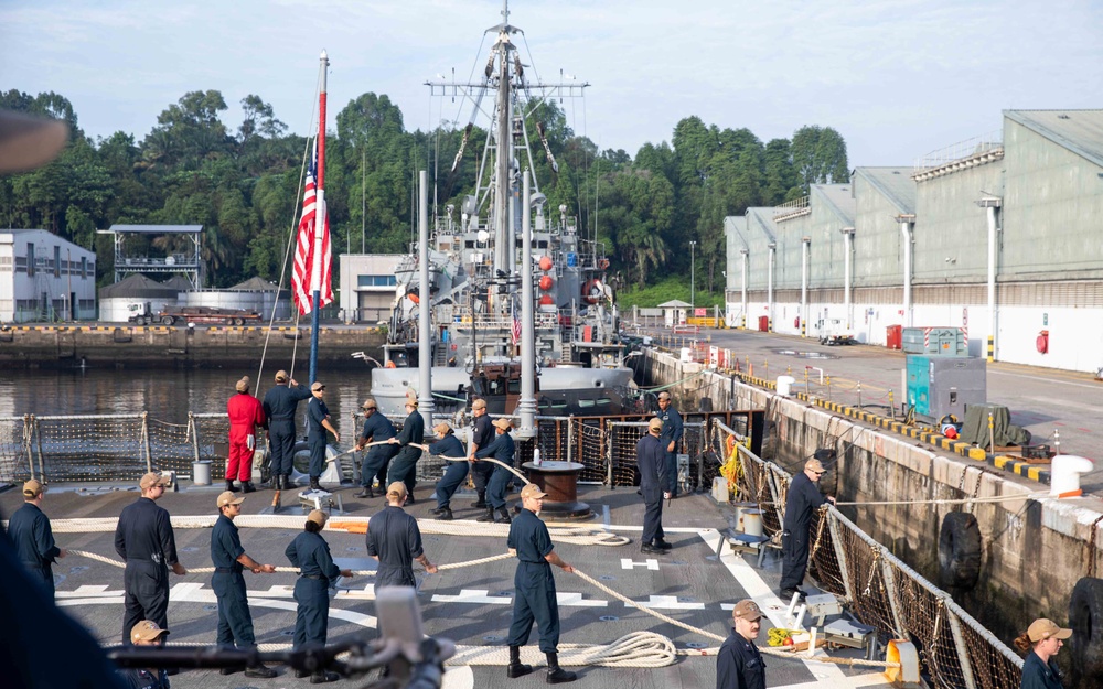 USS Russell (DG 59) returns to the Republic of Singapore