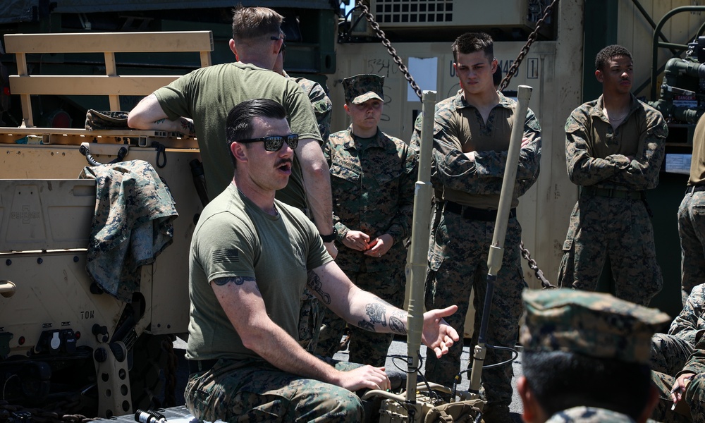 24th MEU (SOC) Counter-IED Class Aboard USS Oak Hill (LSD 51)