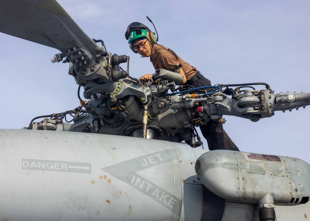 MH-60 R Seahawk maintenance