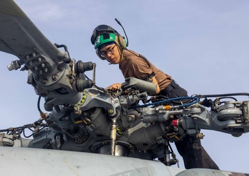 MH-60 R Seahawk maintenance