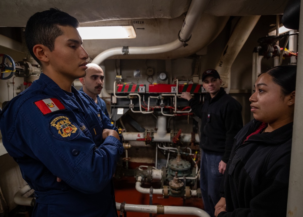 Peruvian Sailors tour George Washington