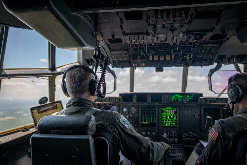 Gen. Minihan takes final flight in C-130, Team Little Rock