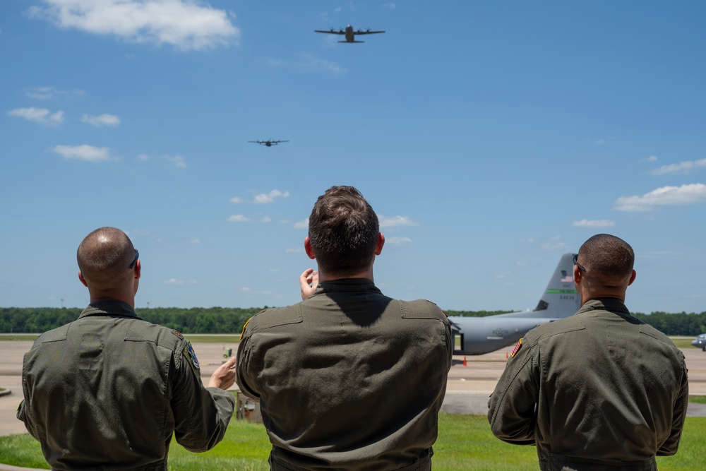 Gen. Minihan takes final flight in C-130, Team Little Rock