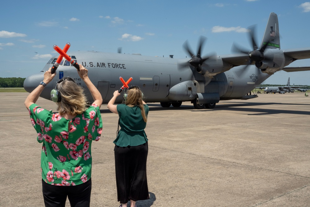 Gen. Minihan takes final flight in C-130, Team Little Rock