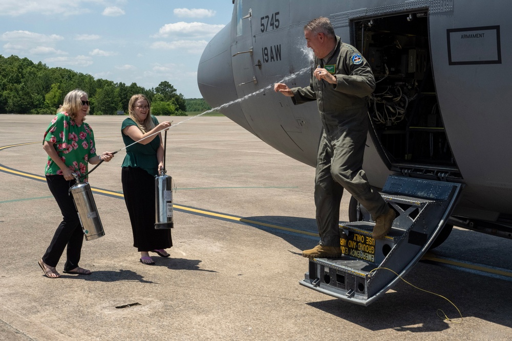 Gen. Minihan takes final flight in C-130, Team Little Rock