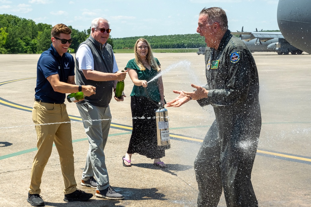 Gen. Minihan takes final flight in C-130, Team Little Rock