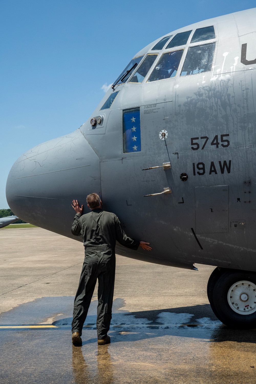 Gen. Minihan takes final flight in C-130, Team Little Rock