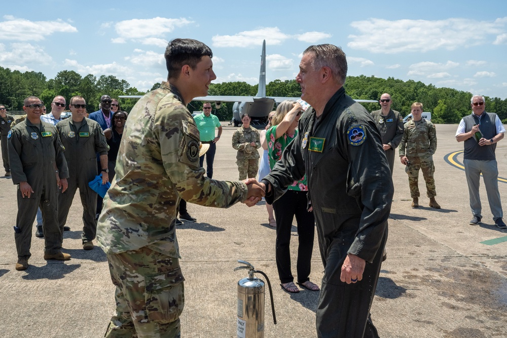 Gen. Minihan takes final flight in C-130, Team Little Rock