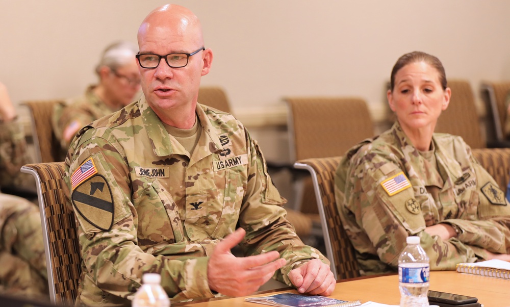 Ninth Command Chief Warrant Officer of the U.S. Army Reserve Command visits HRC