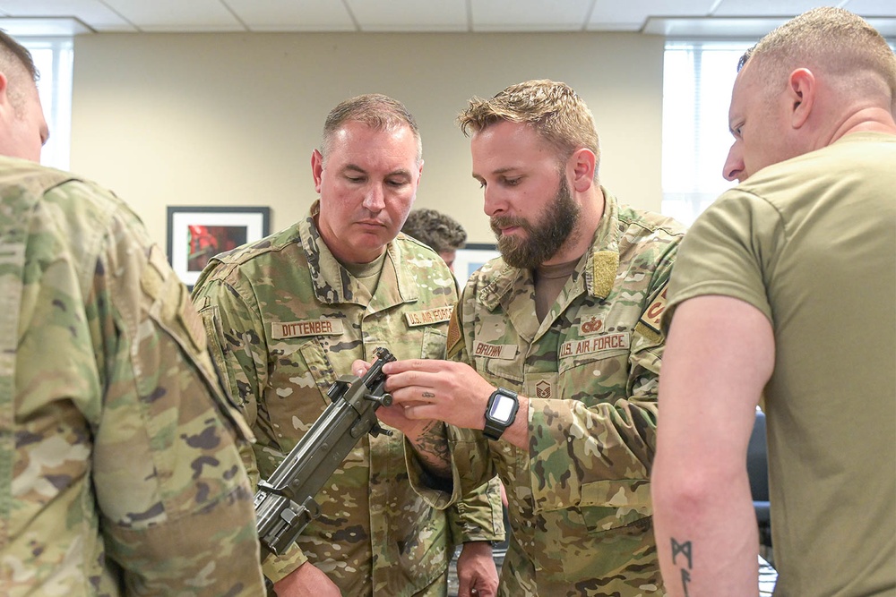 Defenders familiarize maintainers with machine gun