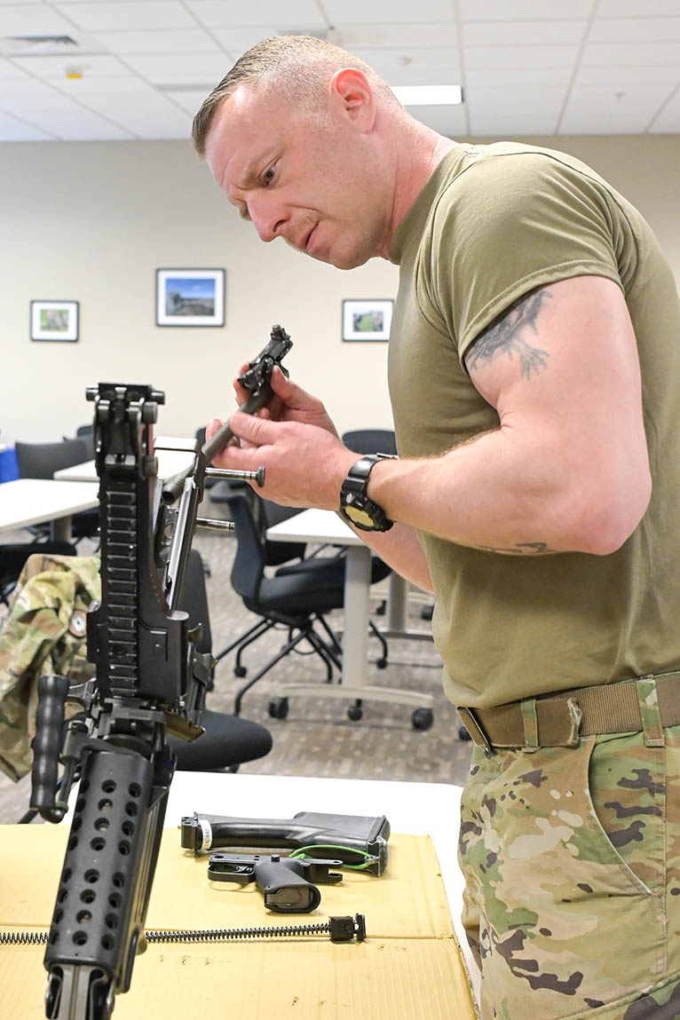 Defenders familiarize maintainers with machine gun