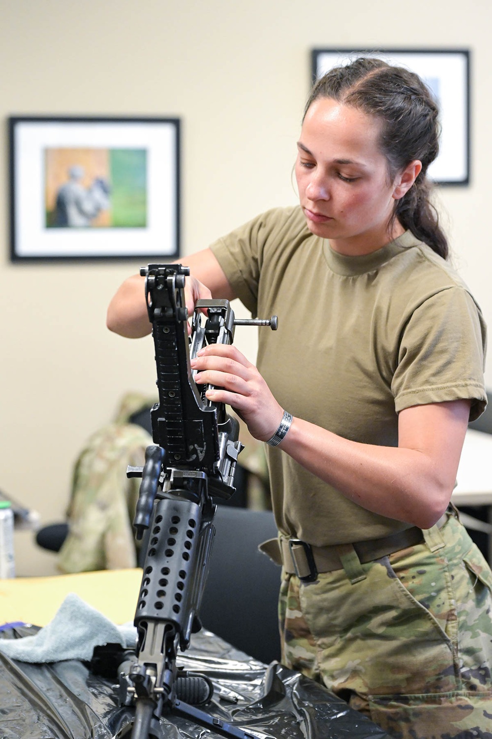 Defenders familiarize maintainers with machine gun