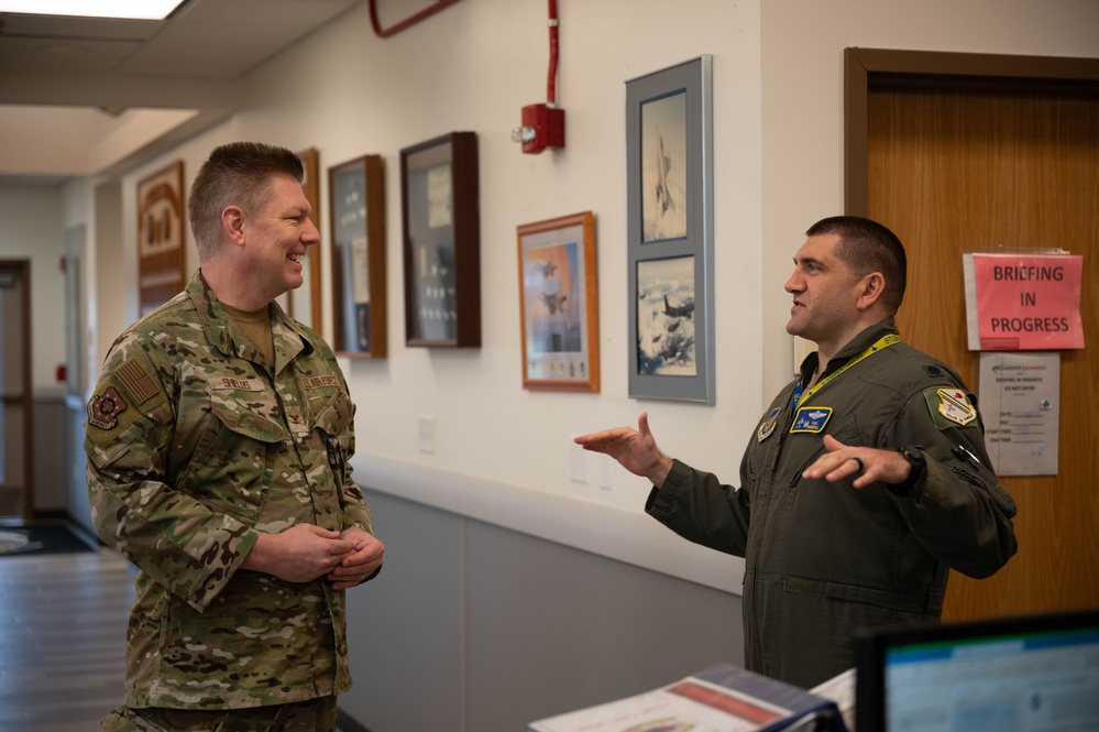 Col. Shields visits 18th FIS