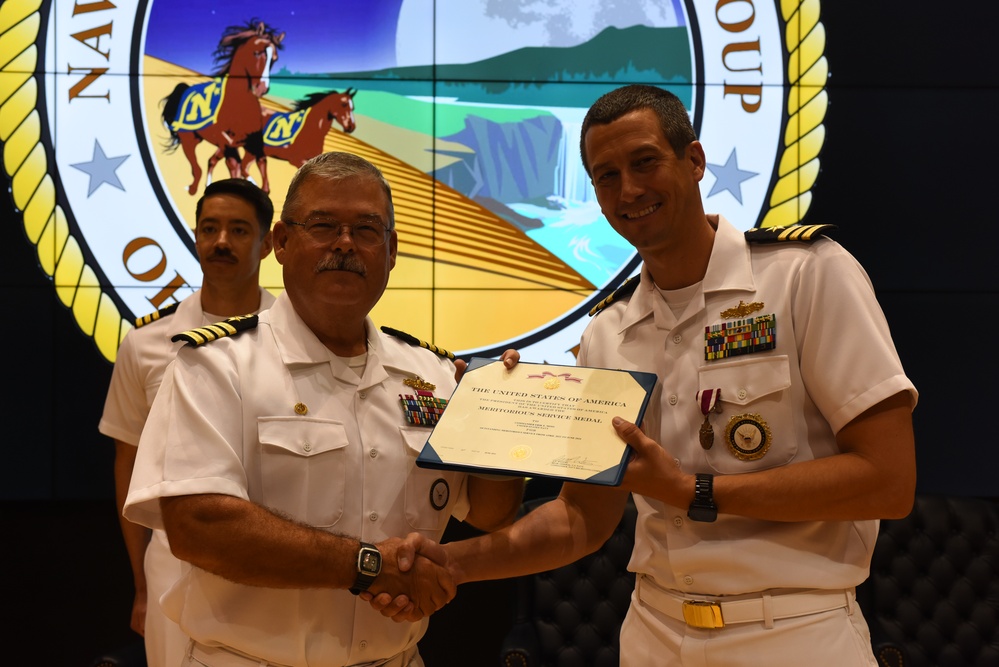 Cmdr. Moss Receives Meritorious Service Medal During Change of Command