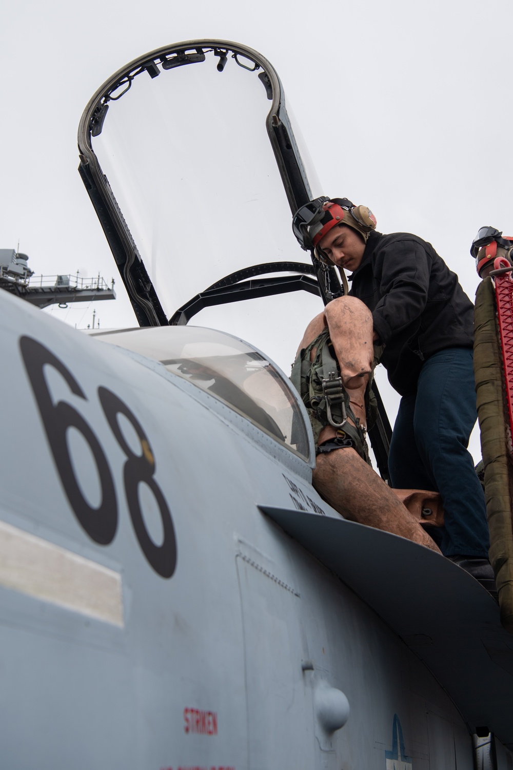 Sailors Conduct Rescue Training