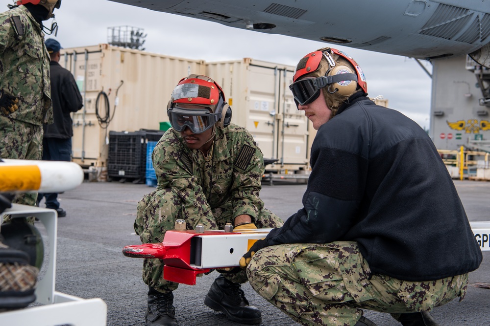 Sailors Hitch F/A-18F