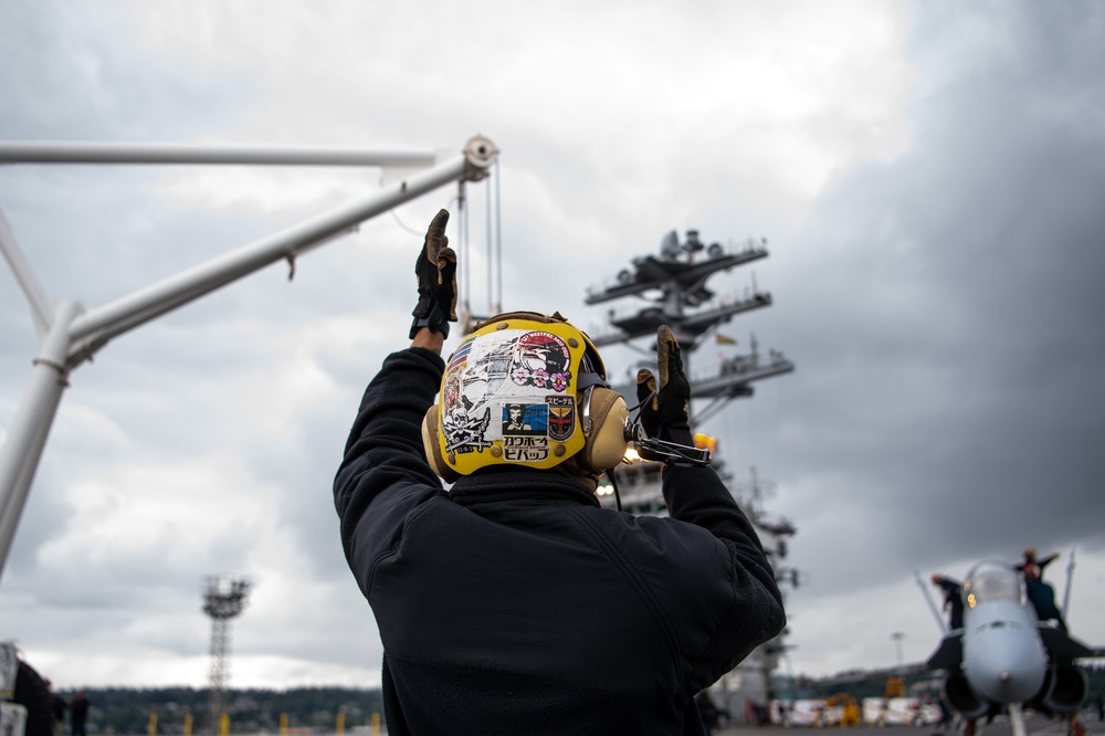 Sailor Guides Aircraft