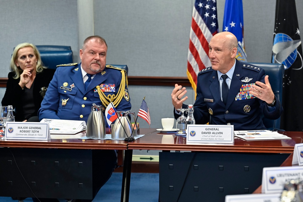 CSAF Allvin staff talks with Slovakia Maj. Gen. Tóth