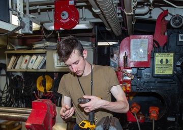 USS Ronald Reagan (CVN 76) Sailors repair equipment