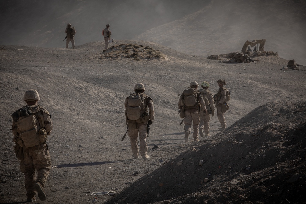 U.S. Reserve Marines with 3/25 execute range 400