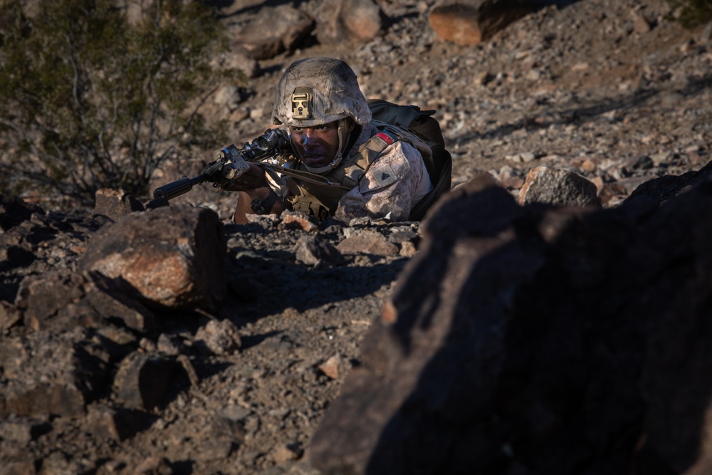 U.S. Reserve Marines with 3/25 execute range 400