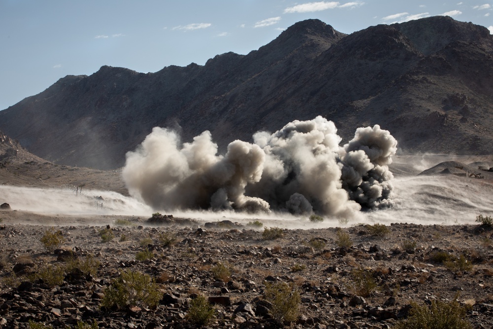 U.S. Reserve Marines with 3/25 execute range 400