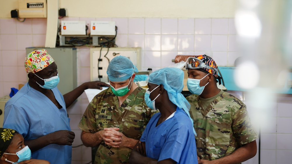 US Soldiers assist Chadians in N'Djamena operations during medical exercise