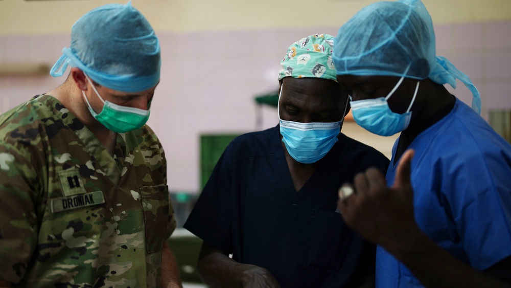 US Soldiers assist Chadians in N'Djamena operations during medical exercise