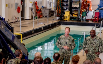 Chief of Navy Reserve Visits Undersea Rescue Command